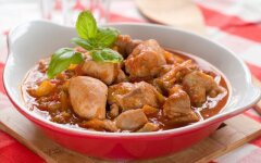 Бефстроганов из курицы со сметаной и томатной пастой