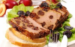 Паштет из утиной печени с черносливом и коньяком