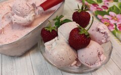 Клубничное мороженое на сгущенном молоке и сливках