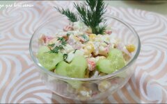 Крабовый салат с кукурузой, рисом и ветчиной