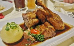 Тушеная утка с чесноком в мультиварке