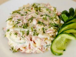 Простой салат с сыром и ветчиной