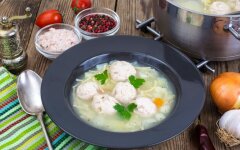 Куриный суп с фрикадельками, вермешелью и петрушкой