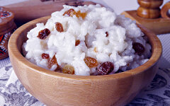 Поминальная кутья из риса с белым изюмом