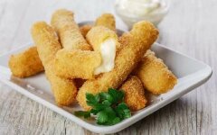 Сырные палочки в молочном кляре
