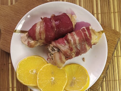 Куриные рулетики с перцем и плавленным сыром в беконе