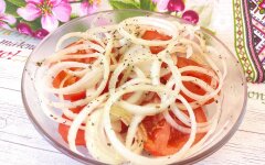 Салат-закуска из помидоров с луком