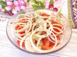Салат-закуска из помидоров с луком