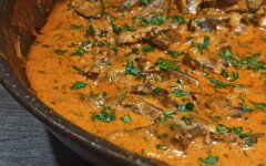 Куриная печень по-строгановски под сметанным соусом