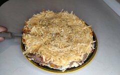 Слоеный салат с куриной печенью, морковью и яйцом