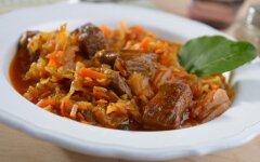 Бигос с яблоками и ветчиной