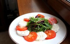 Салат «Капрезе» с моцареллой, рукколой и базиликом