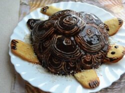Торт «Черепаха» со сгущенкой и шоколадной глазурью