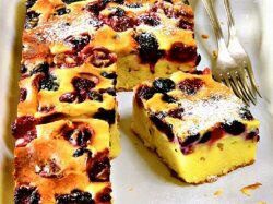 Быстрый пирог из творога с ежевикой и вишней