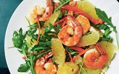 Салат с креветками, рукколой и помело