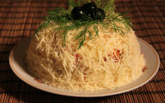 Салат с авокадо, крабовыми палочками и брынзой