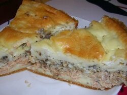 Простой и бюджетный пирог с рыбой