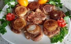 Медальоны из свиной вырезки с луком на сковороде