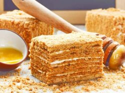 Медовик со сметанно-ванильным кремом на сковороде