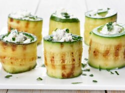 Рулетики из кабачков с консервированным тунцом