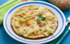Омлет с цветной капустой и зеленью в мультиварке