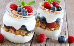 Гранола из мюсли с натуральным йогуртом и малиной