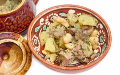 Свинина с картофелем и грибами со сметаной в мультиварке