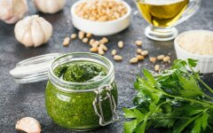 Соус «Песто» с чесноком и кедровыми орешками