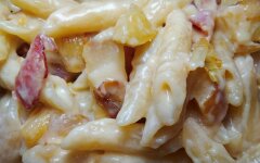 Паста с беконом, сыром и грушей в сливочном соусе
