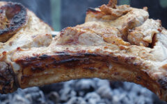 Свиная корейка в горчичном маринаде с беконом на углях