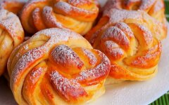 Воздушные булочки с молочной начинкой