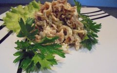 Блинный салат куриной грудкой и чесноком