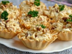 Закусочные тарталетки с куриным салатом