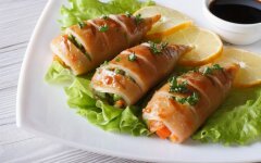 Фаршированные кальмары с черносливом в соусе