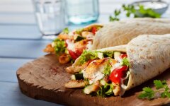 Роллы с курицей и фасолью в лаваше