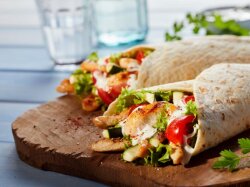 Роллы с курицей и фасолью в лаваше