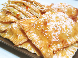 Слоеные пирожки с начинкой из салата Оливье