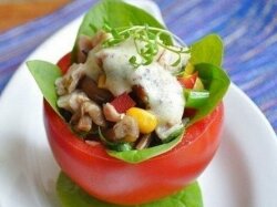 Салат-коктейль в помидорах