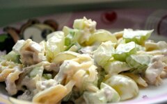 Салат из куриного филе с яблоком и виноградом