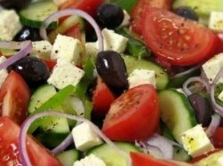 Овощной салат по-гречески с оливковым маслом