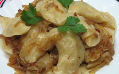 Вареники с пюре и тушеной капустой
