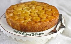 Шарлотка с бананами и орехами