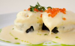 Яйца Бенедикт с красной икрой и шпинатом