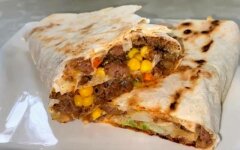 Хот-дог с фаршем и кукурузой в тонком лаваше