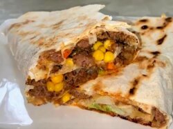 Хот-дог с фаршем и кукурузой в тонком лаваше