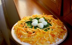 Слоеный салат «Гнездо глухаря» с картофелем фри
