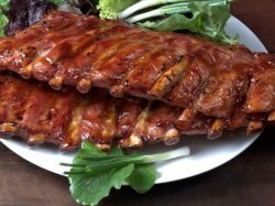 Свиные ребрышки с чесноком и перцем в духовке