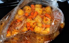 Сочный картофель, запеченный в рукаве