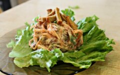 Салат с куриной грудкой, корейской морковкой и кириешками