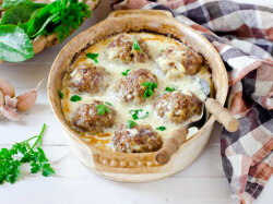 Домашние тефтели с рисом в сметанном соусе